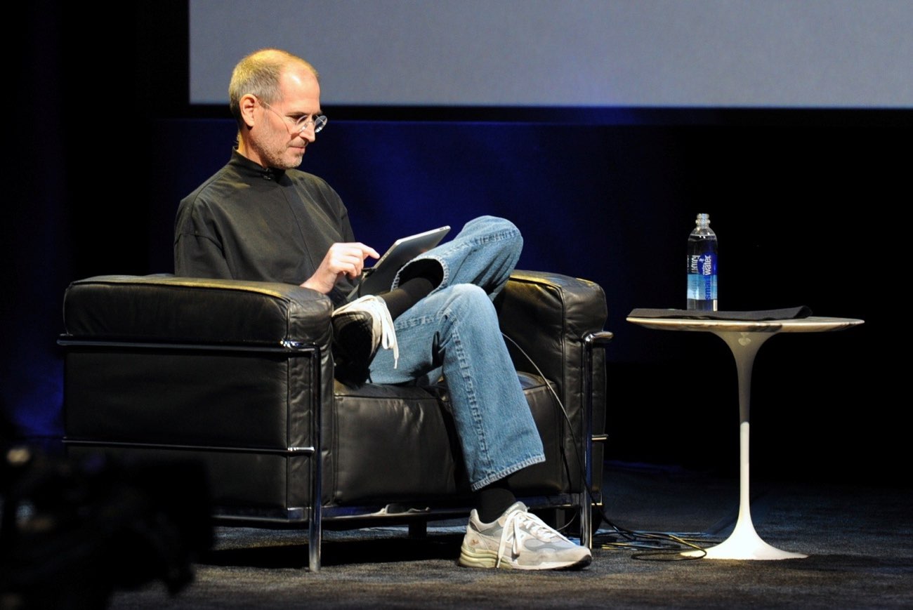 stevejobs-using-ipad