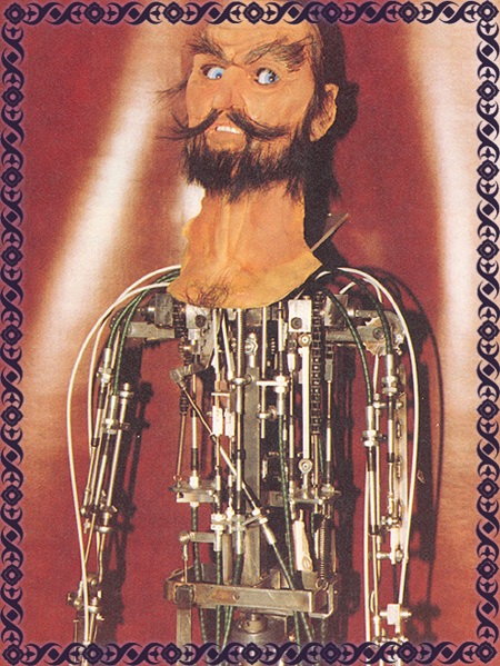 Fata animatronic -|- Foto: Het Robotboek van Chriet Titulaer en Henk Gossens - Scan: Friso Geerlings, na een tip van Misha © het WWCW 2004