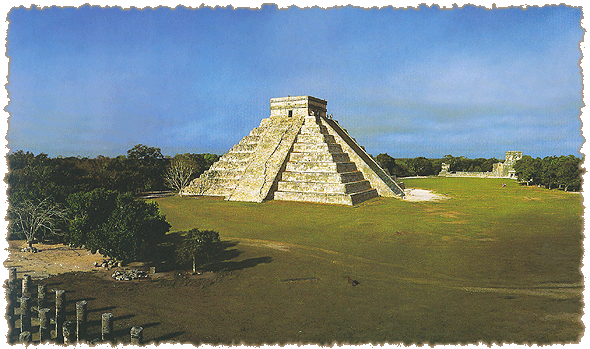 Het Castillo van Chichén Itza, gezien vanaf de Tempel van de Krijgers -|- Foto: Maya - De Goddelijke Koningen van het Regenwoud