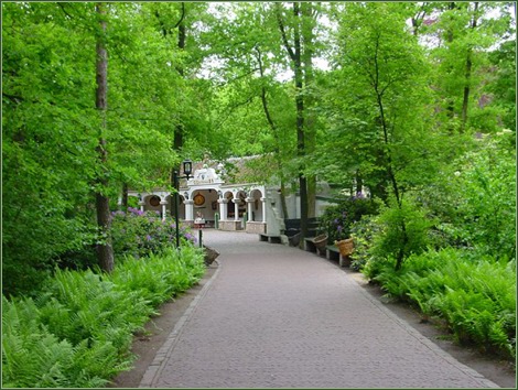 Het pleintje voor Langnek is niet meer zo druk als weleer, maar fraai is het zeker nog -|- Foto: Friso Geerlings © het WWCW 2005