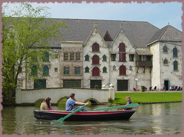 Het Efteling-theater -|- Foto: Bram Elstak © Het WWCW 2003