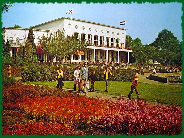 Aanzicht op (toen nog) het Café-restaurant. Foto: Fotoboekje 1972, © 1972 De Efteling