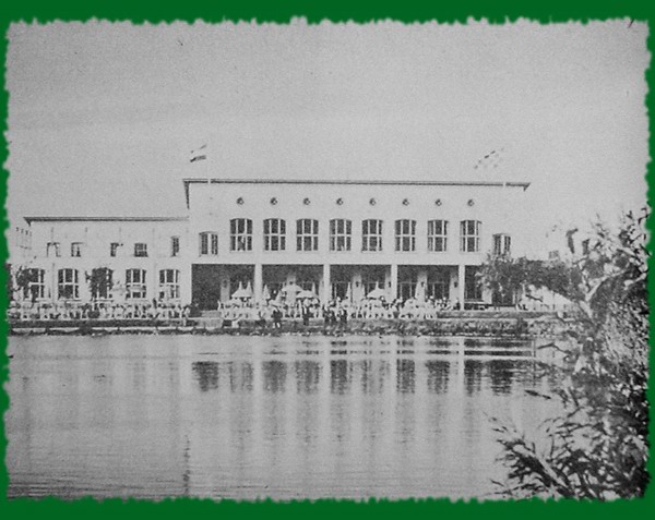 Historische foto van het Café-restaurant -|- Foto: het Sprookje van de Efteling 1962